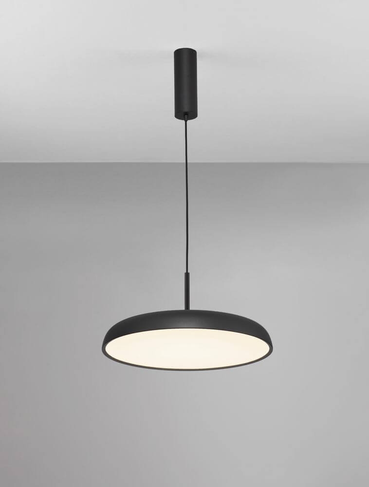 Linus LED Pendelleuchte Ø 45cm Triac 3000K in elegantem Design mit schwarzem Schirm und warmem Licht.