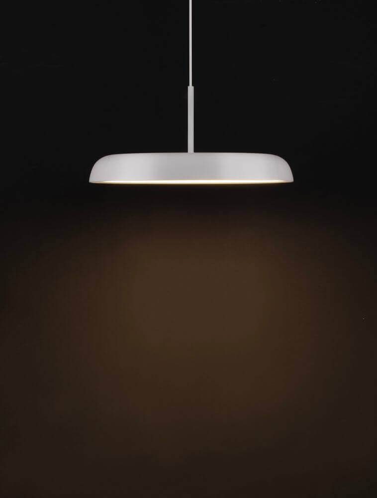 Linus LED Pendelleuchte Ø 45cm Triac 3000K in elegantem Design und warmem Lichtakzent auf schwarzem Hintergrund.