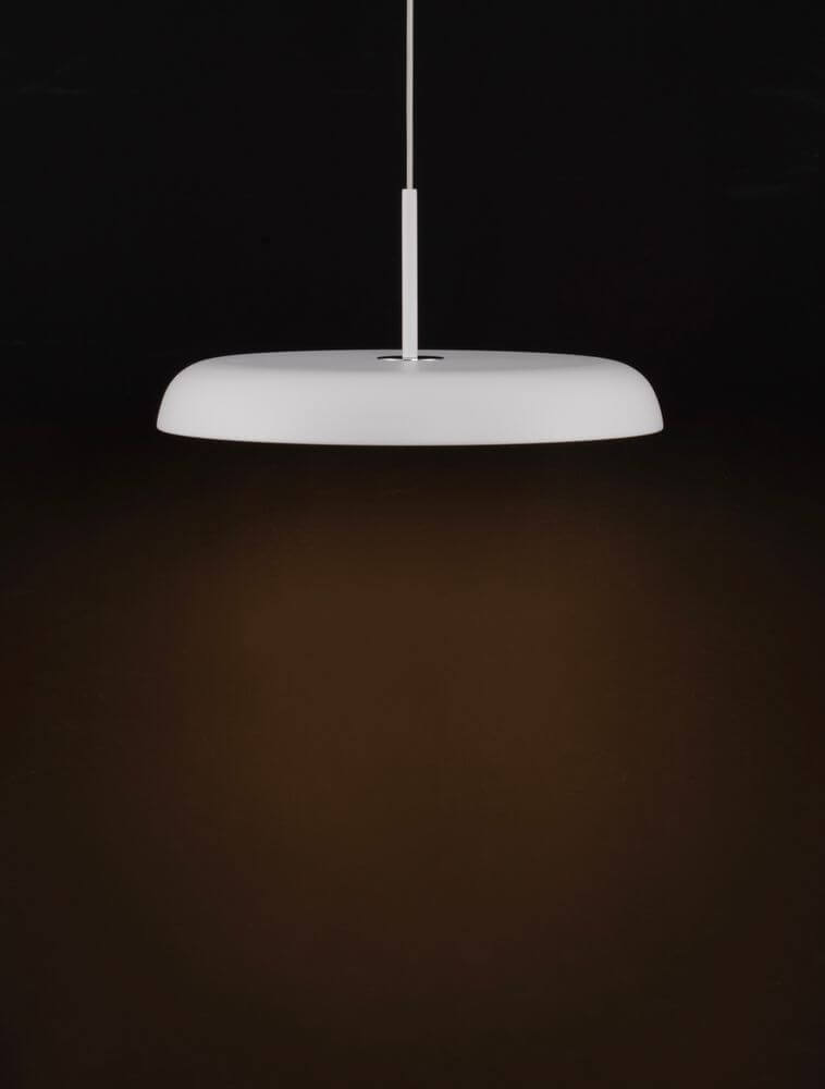 Linus LED Pendelleuchte Ø 45cm Triac 3000K in modernem Design mit elegantem, weißem Lampenschirm.