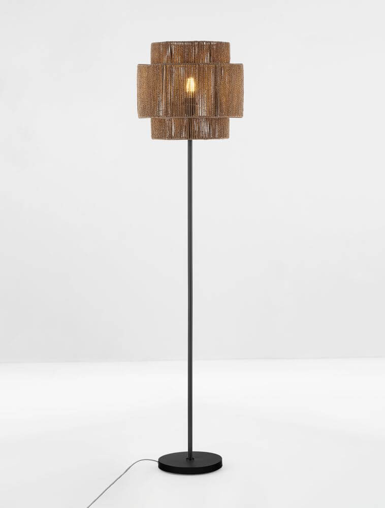 Lito Stehlampe Natur, Schwarz mit hochwertigem Rattan-Schattenspender im Wohn- oder Schlafzimmer.