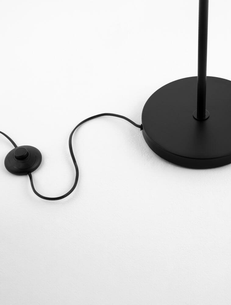 Lito Stehlampe Natur, Schwarz - detailierte Ansicht des Fußes und des Dimmschalters.