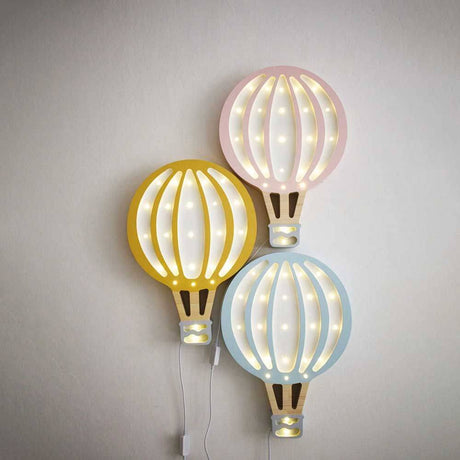 Kinder Wand- & Tischleuchte Heißluftballon in bunten Farben als Holzlampe an der Wand.