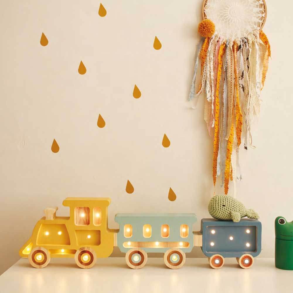 Kinder-Tischleuchte Zug für das Kinderzimmer in bunten Farben mit warmem Licht und dekorativen Details.