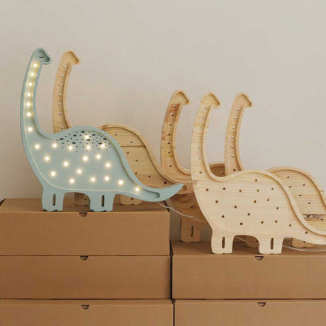 Kinder Wand- & Tischleuchte Dino Diplodocus auf Holzkisten, perfekte Dino-Lampe für Kinderzimmer.