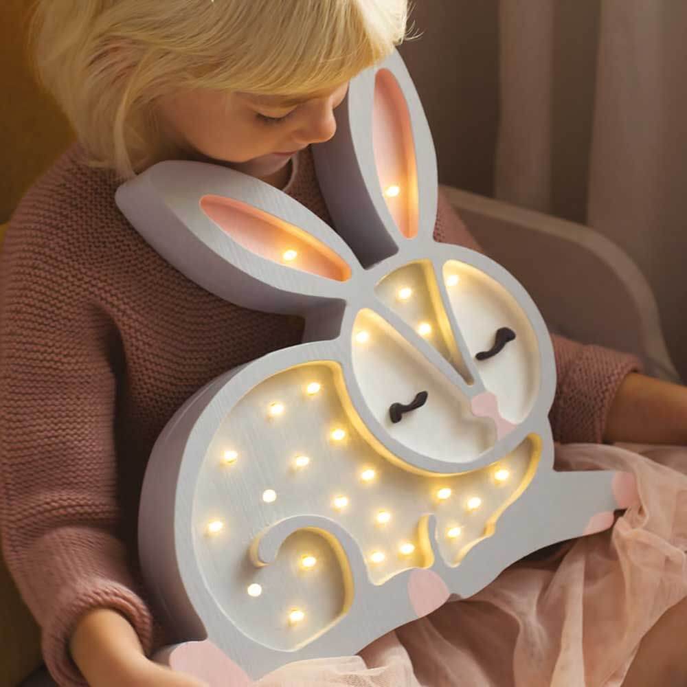 Hölzerne Kinderlampe in Form eines Häschens, mit integrierten Lichtern, für sanfte Beleuchtung im Kinderzimmer.