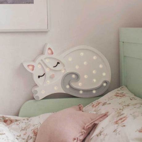 Kinder Wand- & Tischleuchte Katze auf Nachttisch, LED-Lampe in Kätzchenform mit Dimmer.