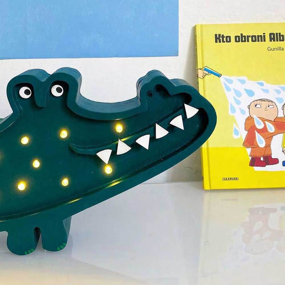 Kinder Wand- & Tischleuchte Krokodil aus Holz mit Dimmer und Fernbedienung, ideal für das Kinderzimmer.