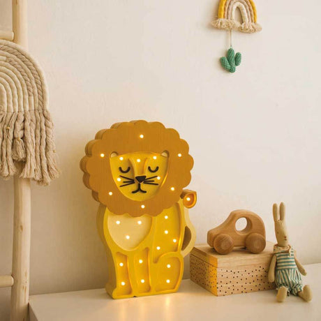 Kinder Wand- & Tischleuchte Löwe auf einem Tisch, schafft eine beruhigende Atmosphäre für Kinder.