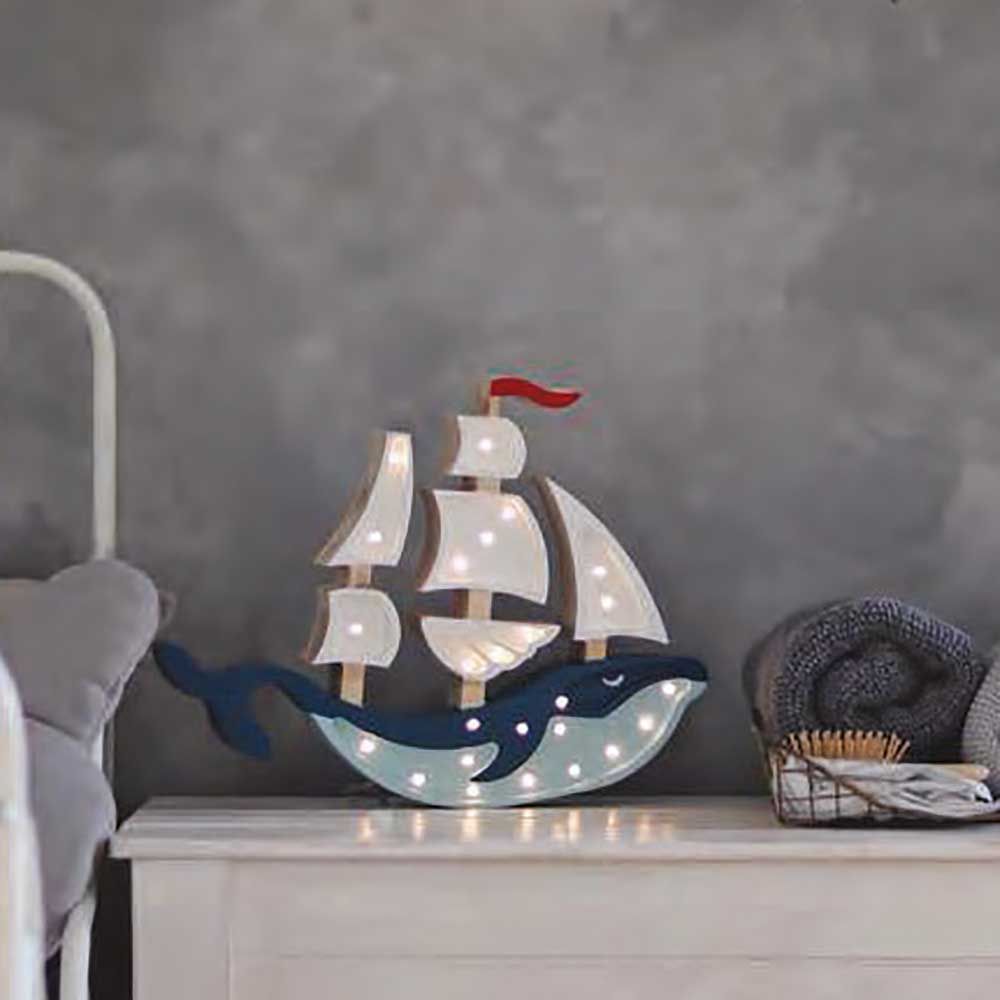 Hölzerne Wal-Schiff Lampe mit Dimmer im Kinderzimmer, dekorative Nachtleuchte für kleine Abenteurer.