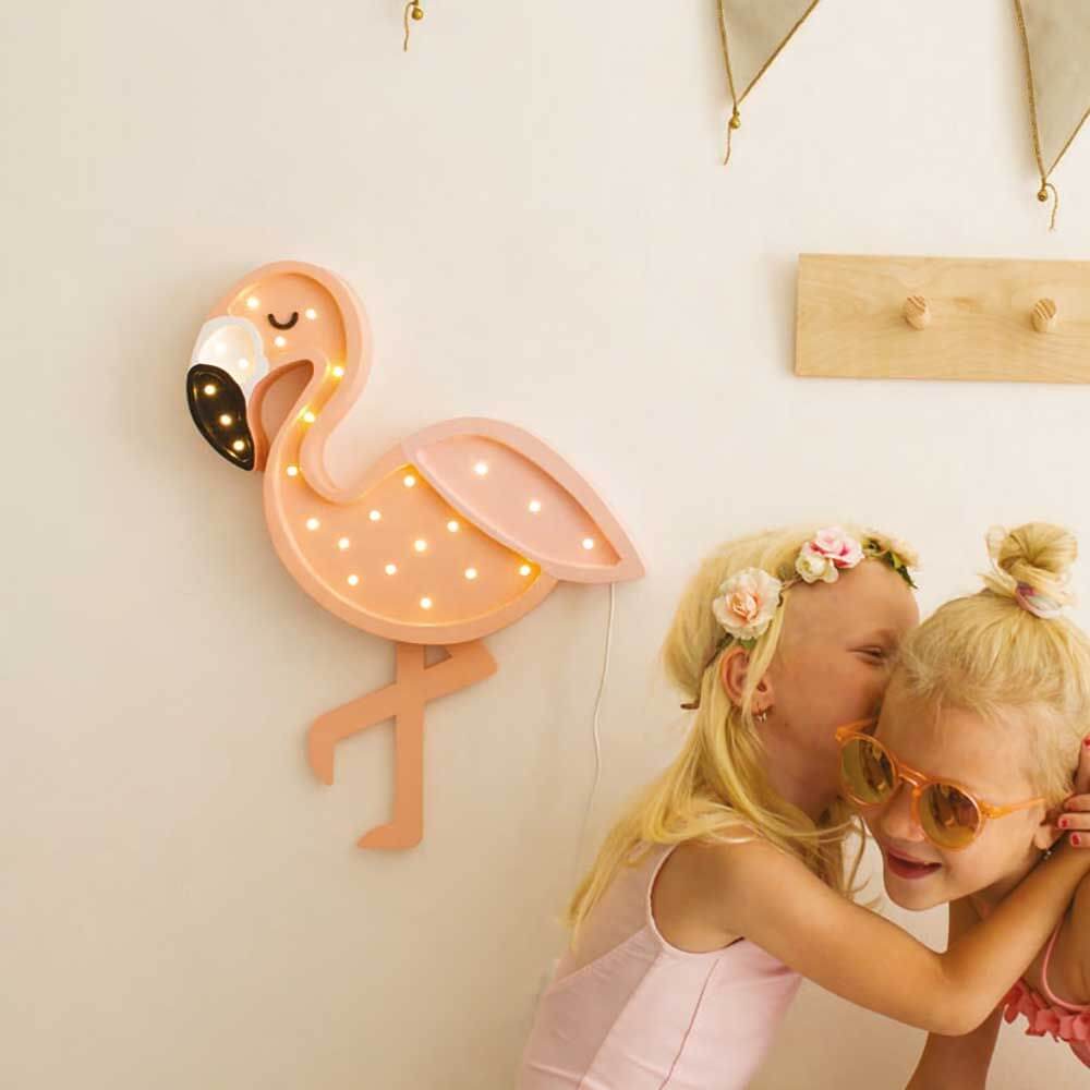 Kinder-Wandleuchte Flamingo an der Wand mit zwei Mädchen, die glücklich davor stehen.