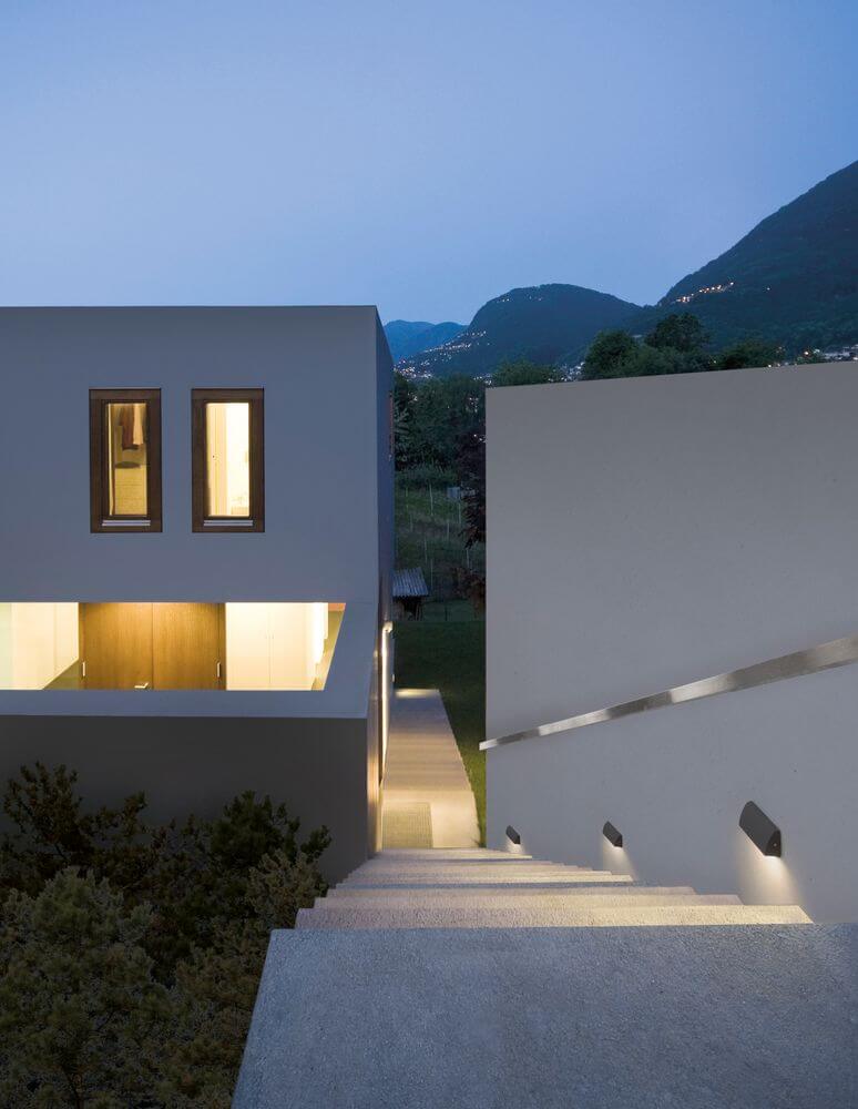 Liv LED Außenwandleuchte 3000K IP54 an Außentreppenbereich moderner Architektur, warmweißes Licht