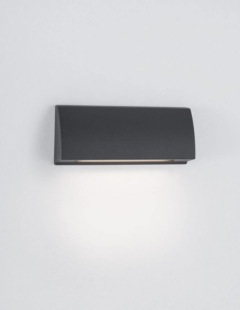 Liv LED Außenwandleuchte 3000K IP54 in anthrazit an weißer Wand, warmweißes Licht nach unten abstrahlend
