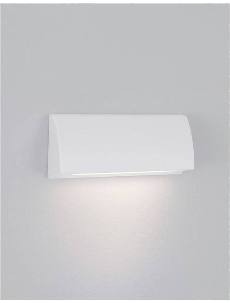 Liv LED Außenwandleuchte 3000K IP54 in weiß montiert an Wand mit warmweißem Licht, modernes wasserdichtes Design