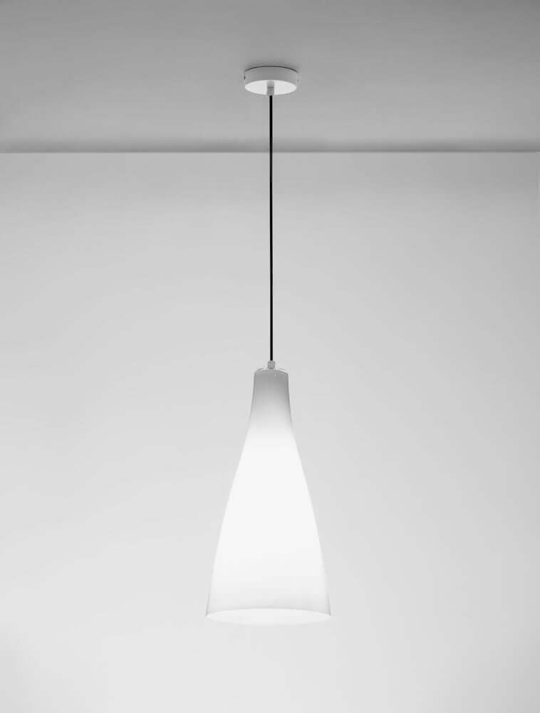 Livtar Pendelleuchte E27 Ø 23cm weiße Lampe mit mattem Aluminium und Glas verfängt im Esszimmer.