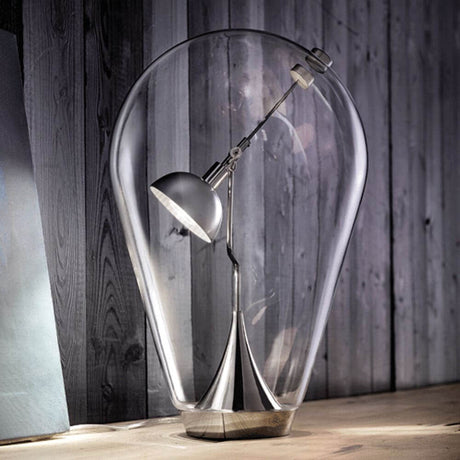 Lodes Blow LED Tischlampe mundgeblasen in eleganter Glasform auf holzfarbener Oberfläche.