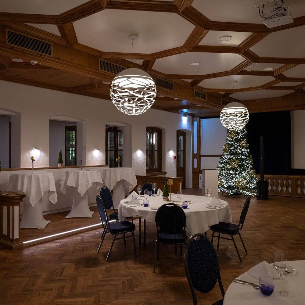 Lodes Kelly Sphere Hängeleuchte im eleganten Essbereich mit festlichem Weihnachtsbaum