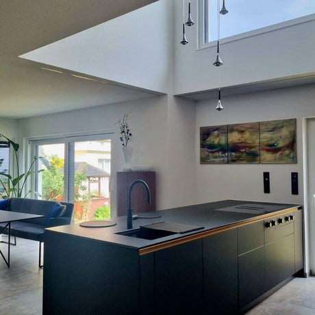 Lodes Rain LED Hängelampe Tropfen 7 Watt 1300 lm als elegante Tropfen-Pendelleuchte im modernen Wohnraum