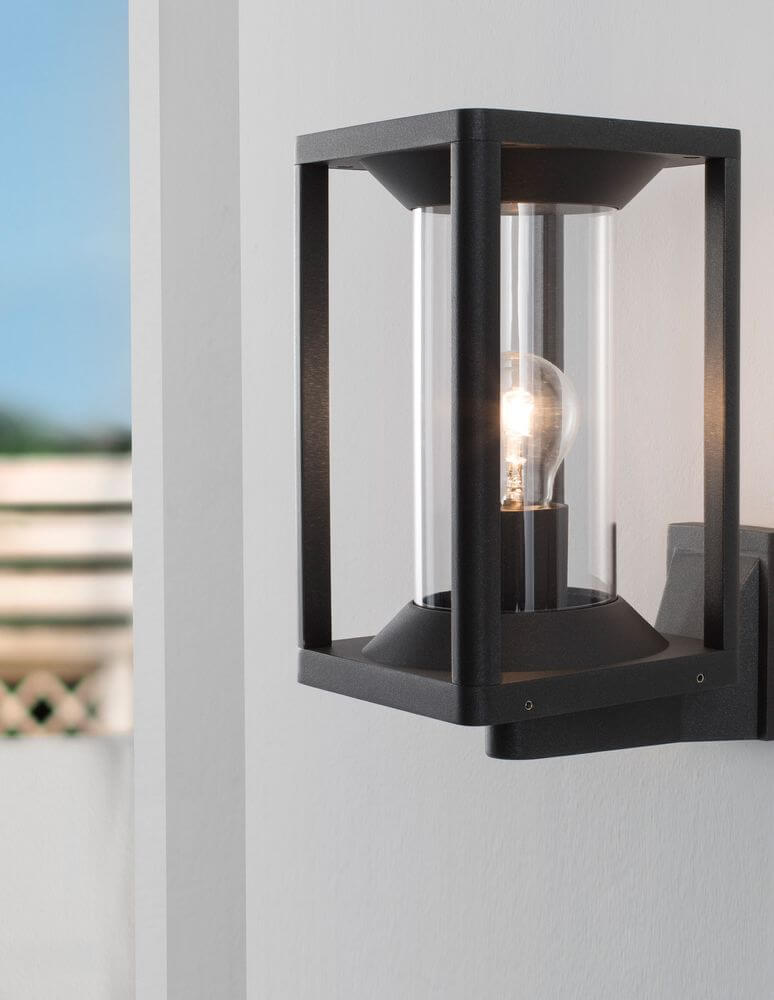 Loeve Außenwandleuchte Anthrazit IP65 an einer Wand, stilvolles Design mit warmem Licht.
