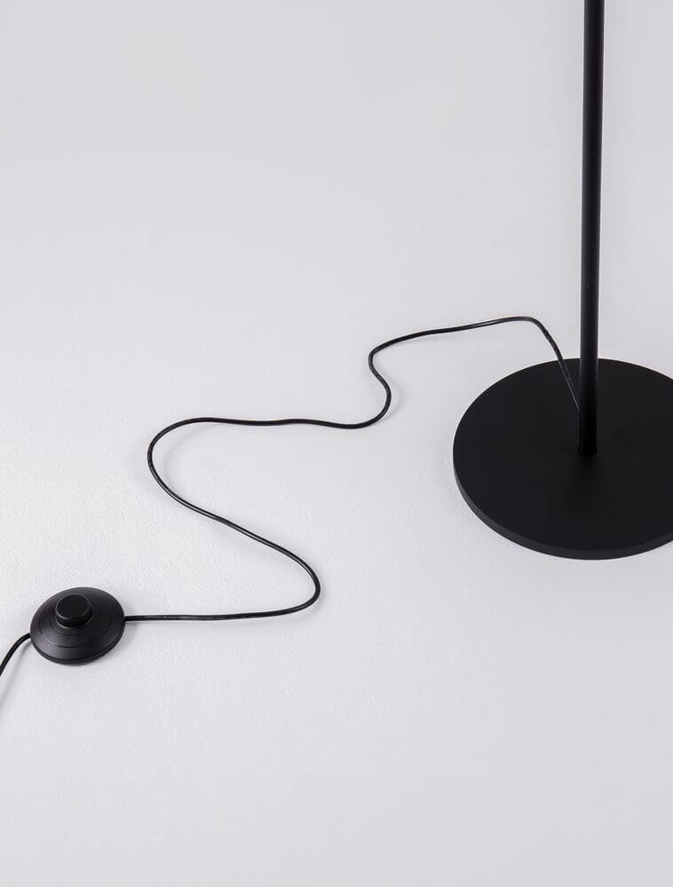 Detailaufnahme der Logos Stehlampe 3000K Schwarz mit schwarzem Kabel und Fuß.