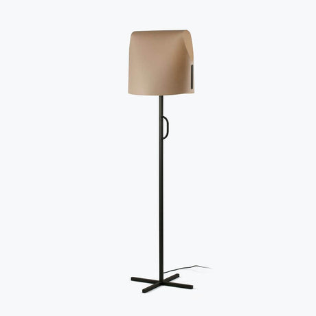 Luang floor lamp with a minimalist design made of nature-inspired material, ideal for a stylish lighting concept.