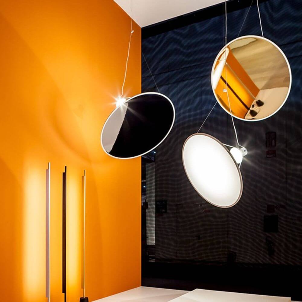 Luceplan Amisol LED Hängelampe (Körper) 53W 3000K Dimmbar Hellgrau im modernen Raum mit orange Wand.