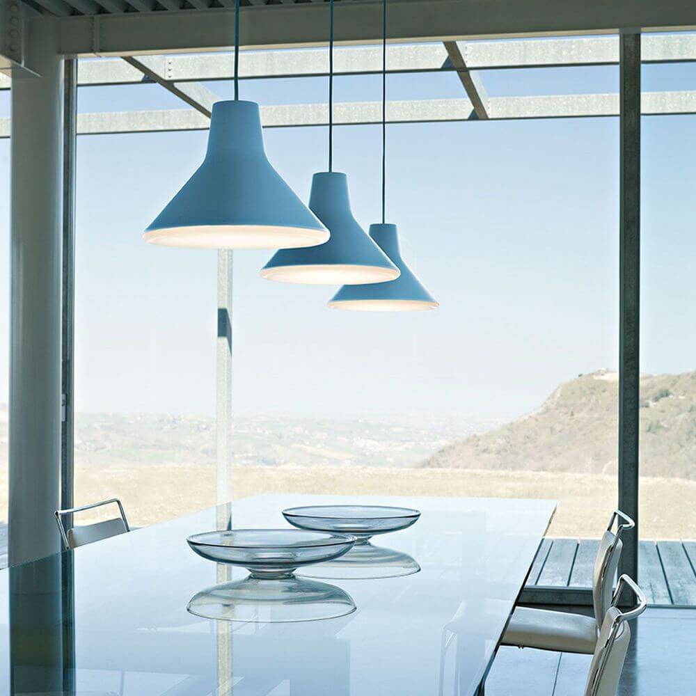 Luceplan Archetype Retro LED Pendelleuchte 10W 2700K über einem eleganten Esstisch mit natürlichem Licht.