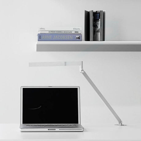 Luceplan Bap Befestigungsbolzen auf einem modernen Arbeitsplatz mit Laptop und Regalen.