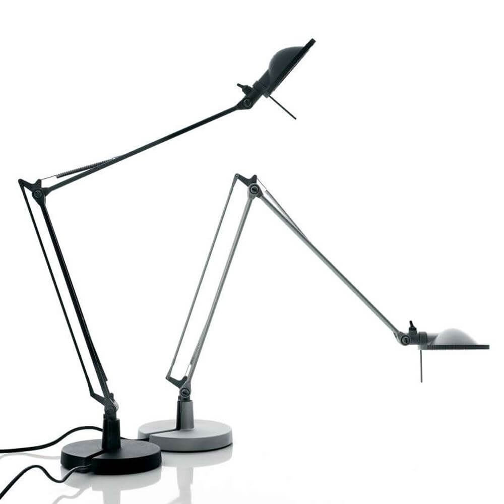 Zwei Luceplan Berenice Piccolo Tischlampen in Schwarz und Silber, flexible Gelenkbewegung und modernes Design.