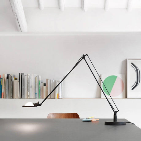 Luceplan Berenice Schreibtischlampe in einem modernen Büro mit Bücherregal.