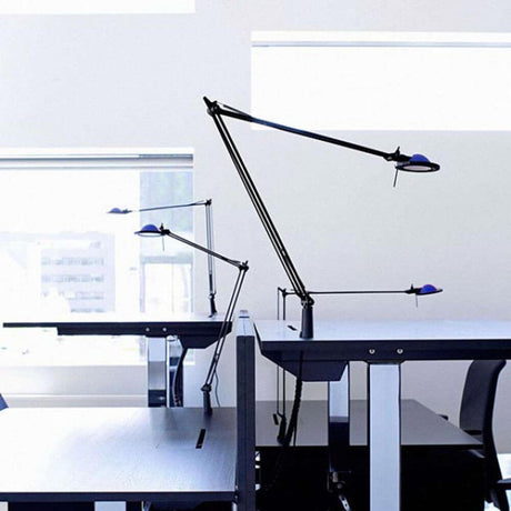 Luceplan Berenice Schreibtischlampe mit Befestigungsstift in modernem Bürodesign.