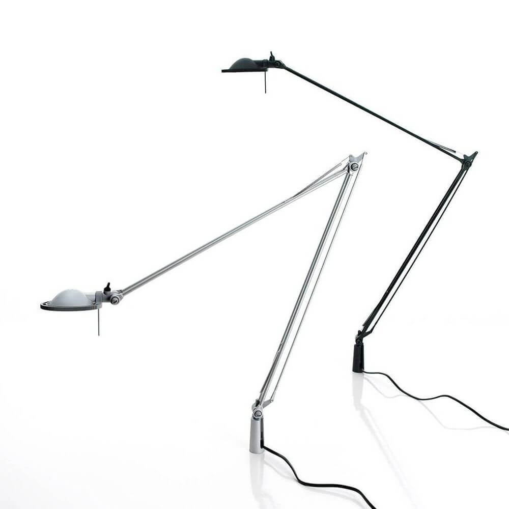 Luceplan Berenice Schreibtischlampe mit Befestigungsstift in Schwarz und Silber, verstellbare Gelenke für optimale Lichtausrichtung.