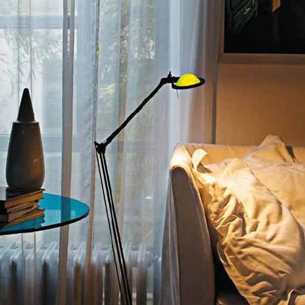 Luceplan Berenice Stehlampe in einem modernen Wohnzimmer mit Zahlreichen Büchern auf dem Tisch.
