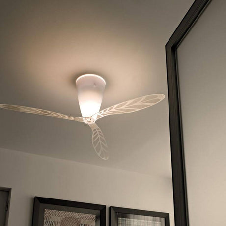 Luceplan Blow 3er-Set Lüfterblätter Siebdruck Transparent an einem Deckenventilator in einem modernen Raum.