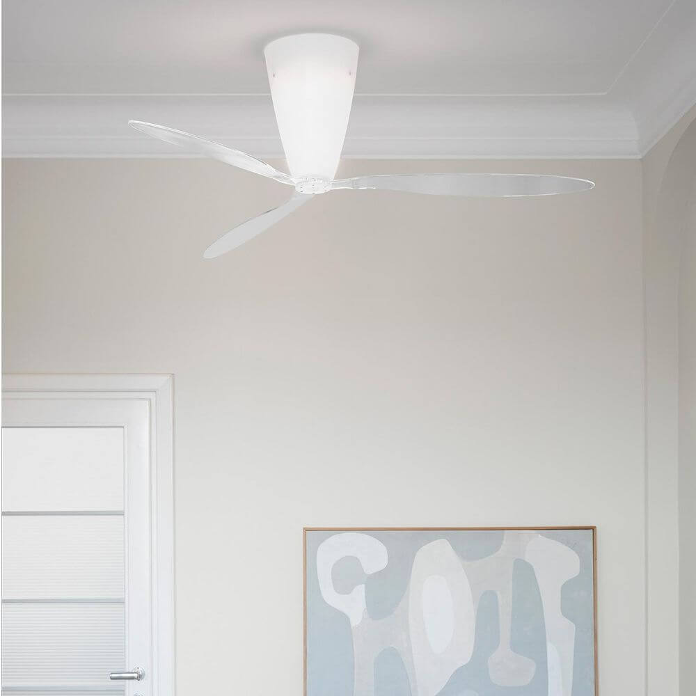 Luceplan Blow Ventilator (Körper) Ø 140cm Opalweiß in einem modernen Raum mit minimalistischer Dekoration.