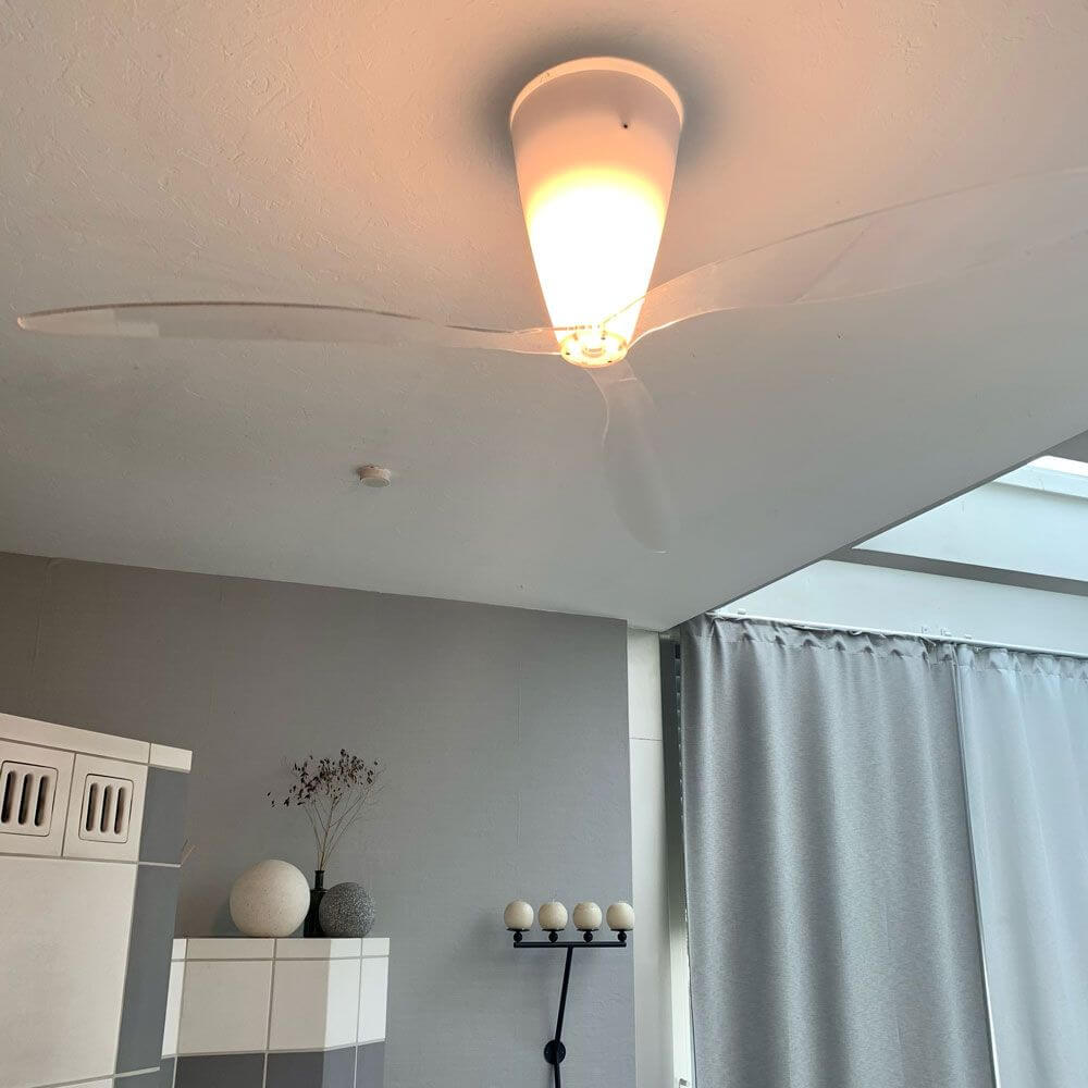 Luceplan Blow Ventilator (Körper) Ø 140cm Opalweiß mit sanftem Licht in modernem Raumdesign.