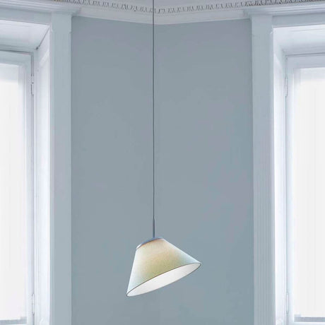 Luceplan Cappuccina LED Pendelleuchte (Body ohne Schirm) Dimmbar 2700K in modernem Raum mit hellem Hintergrund