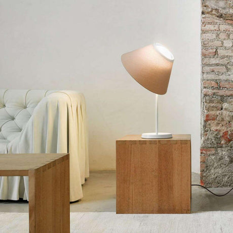 Luceplan Cappuccina LED Tischlampe (Body) Dimmbar 12W 2700K auf einem Holztisch in modernem Ambiente.
