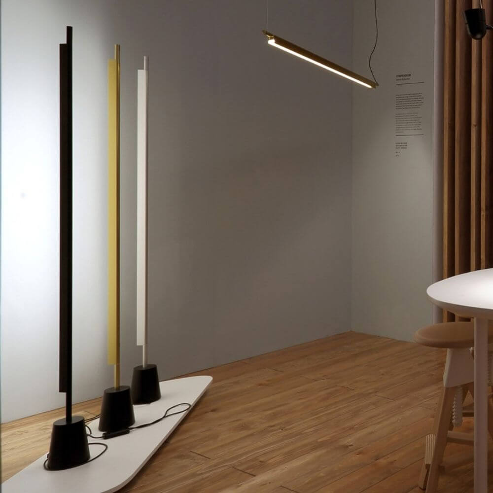 Luceplan Compendium LED Stehlampe (ohne Base) 3000K Schwarz neben weiteren Designer Lampen in einem modernen Raum.