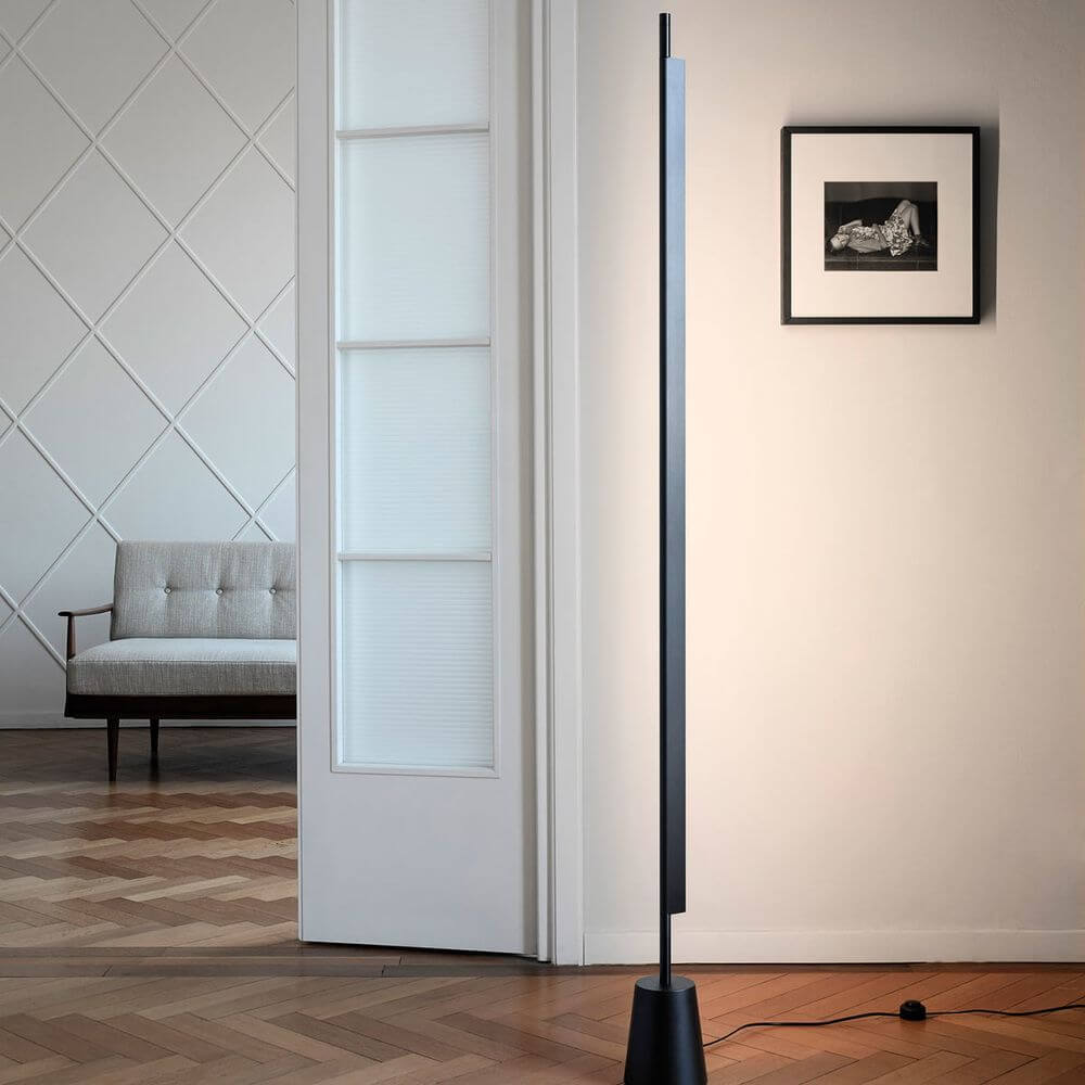 Luceplan Compendium LED Stehlampe (ohne Base) 3000K Schwarz in modernem Wohnzimmer mit Holzfußboden.