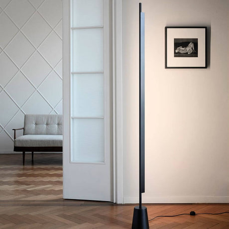 Luceplan Compendium LED Stehlampe (ohne Base) 3000K Schwarz in modernem Wohnzimmer mit Holzfußboden.