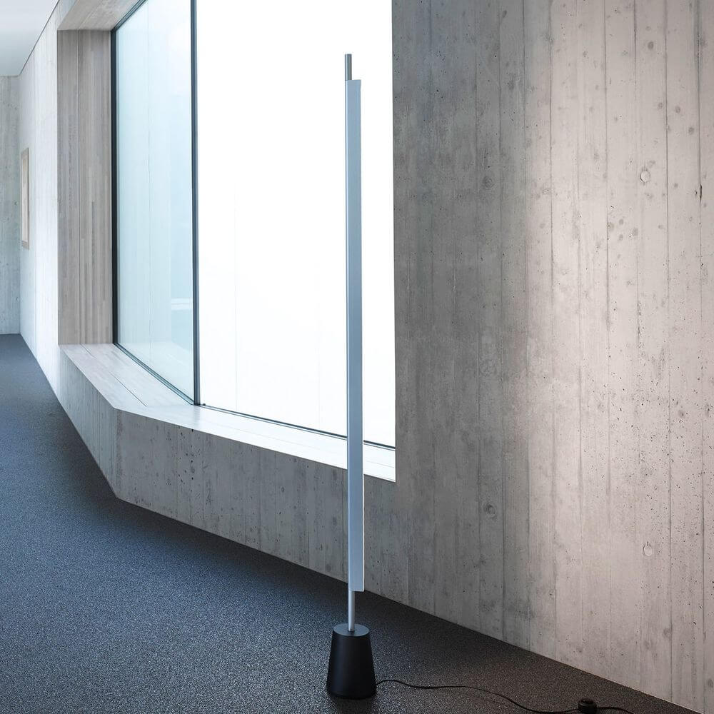 Luceplan Compendium LED Stehlampe (ohne Base) 3000K Schwarz in modernem Raum mit Fenster.