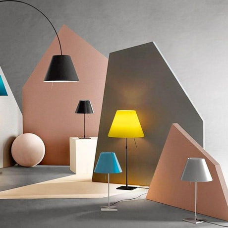 Verschiedene moderne Lampen, darunter die Luceplan Costanzina D13 LED Tischlampe Weiß, in einem stilvollen Raum.