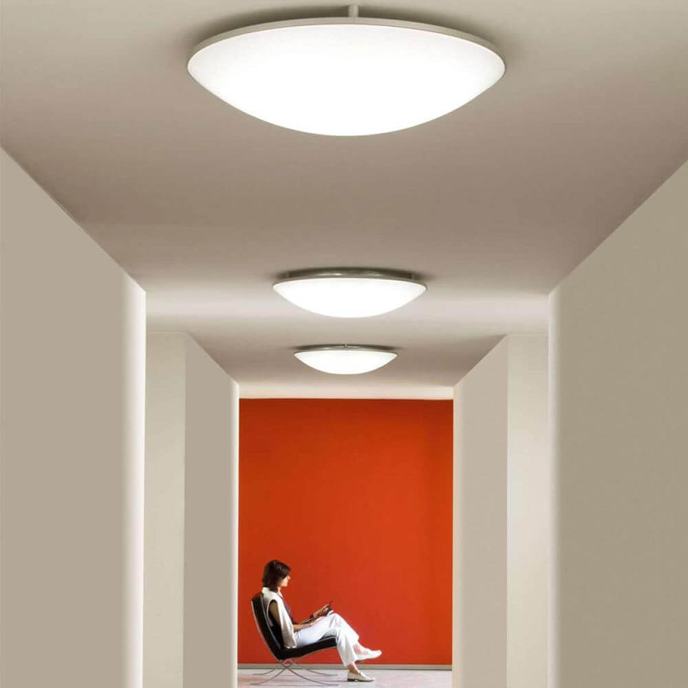 Luceplan Deckenleuchte Trama in modernem Raum mit gleichmäßiger Lichtverteilung.