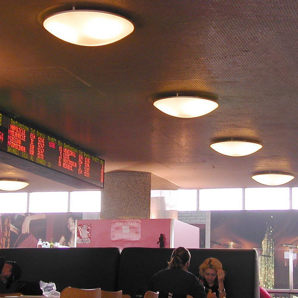 Luceplan Deckenleuchte Trama in modernem Raum mit Lichtverteilung und Magnetscharniersystem.