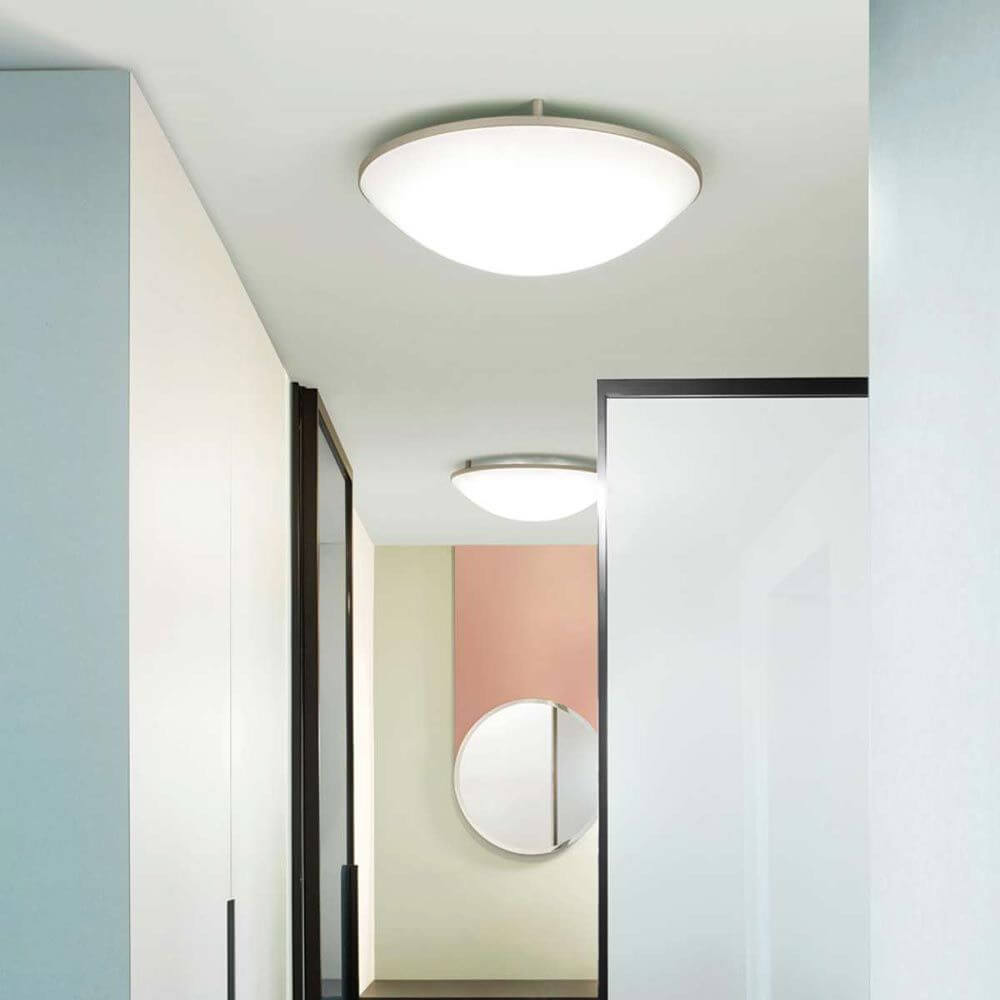 Luceplan Deckenleuchte Trama in modernem Innenraum mit gleichmäßiger Lichtverteilung.