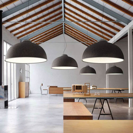 Luceplan Farel LED suspension luminaire 23W 2700K dans un espace moderne avec plafond en bois et grandes tables.