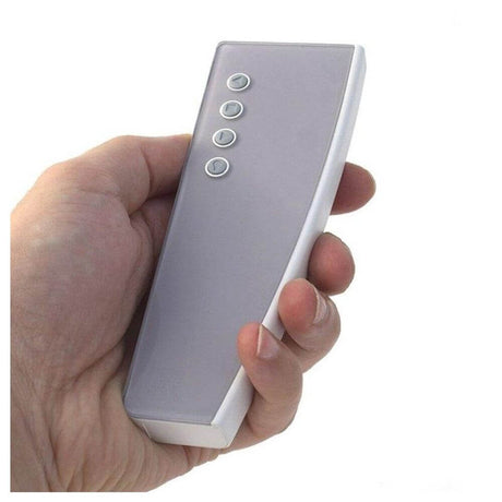Luceplan Fernbedienung für Blow in der Hand, zeigt Tasten für Lichtintensität und Rotationssteuerung.