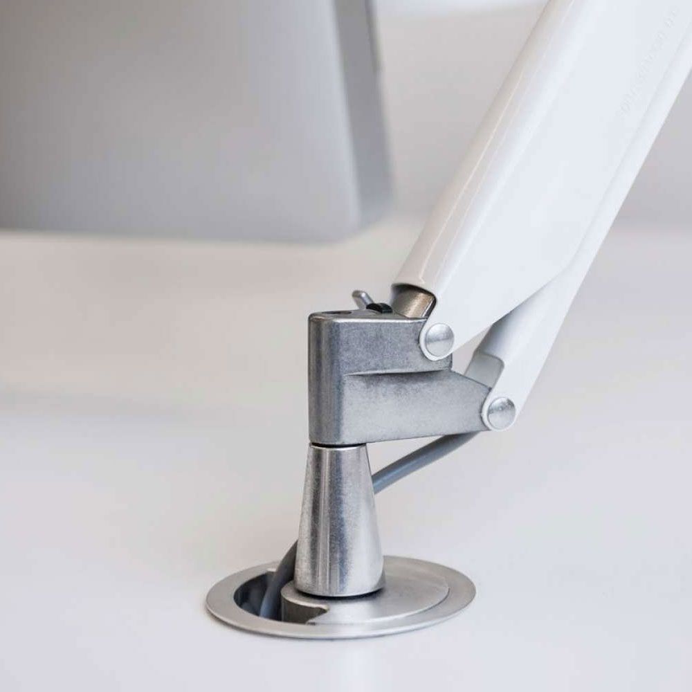 Luceplan Fortebraccio Befestigungsbolzen Metall an einem Schreibtisch mit Gelenkmechanismus.