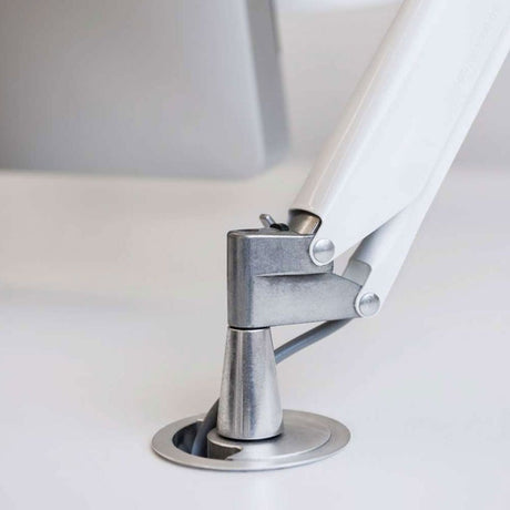 Luceplan Fortebraccio Befestigungsbolzen Metall an einem Schreibtisch mit Gelenkmechanismus.