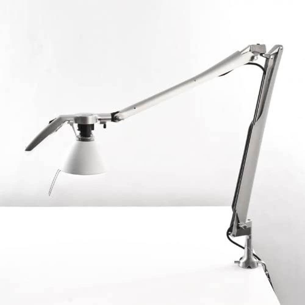 Luceplan Fortebraccio Tischklemme Metall – elegante Schreibtischlampe mit flexiblem Gelenk und modernem Design.
